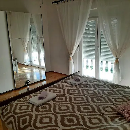 Apartment Tomislav Vrsi